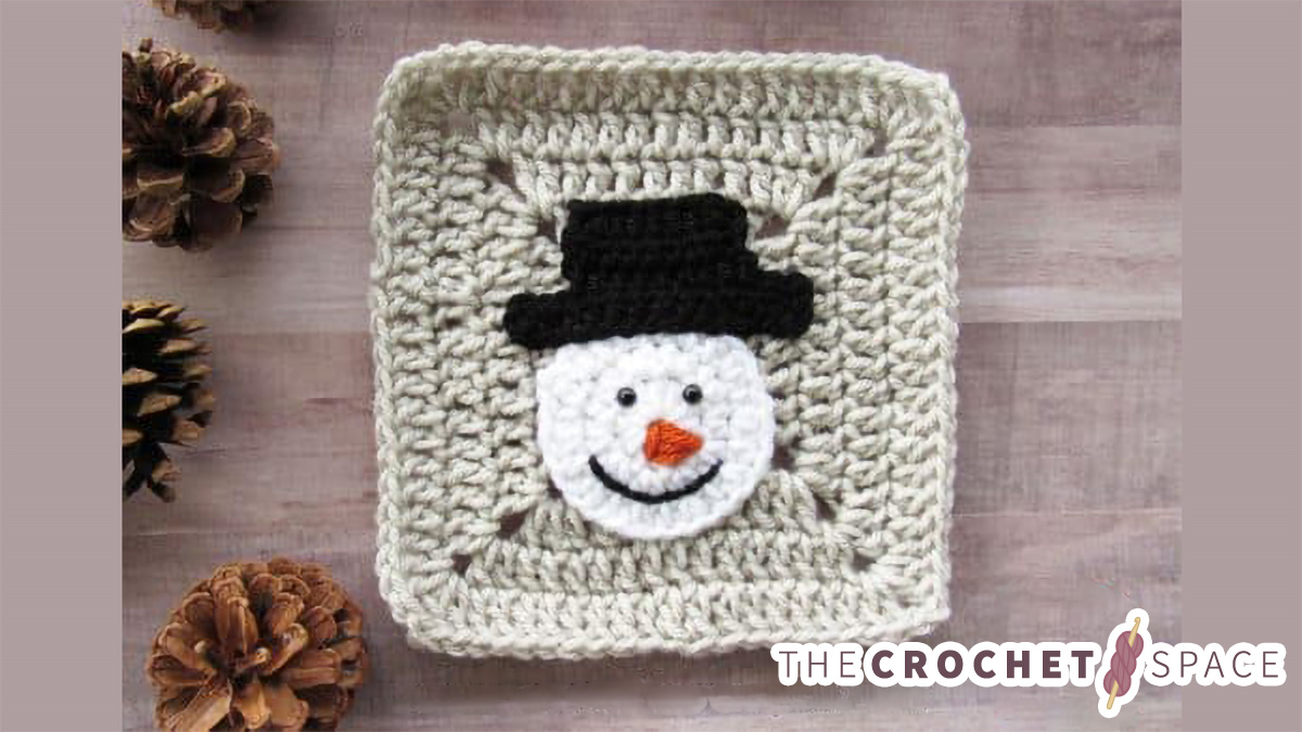 Crochet Christmas Snowman Applique || thecrochetspace.com