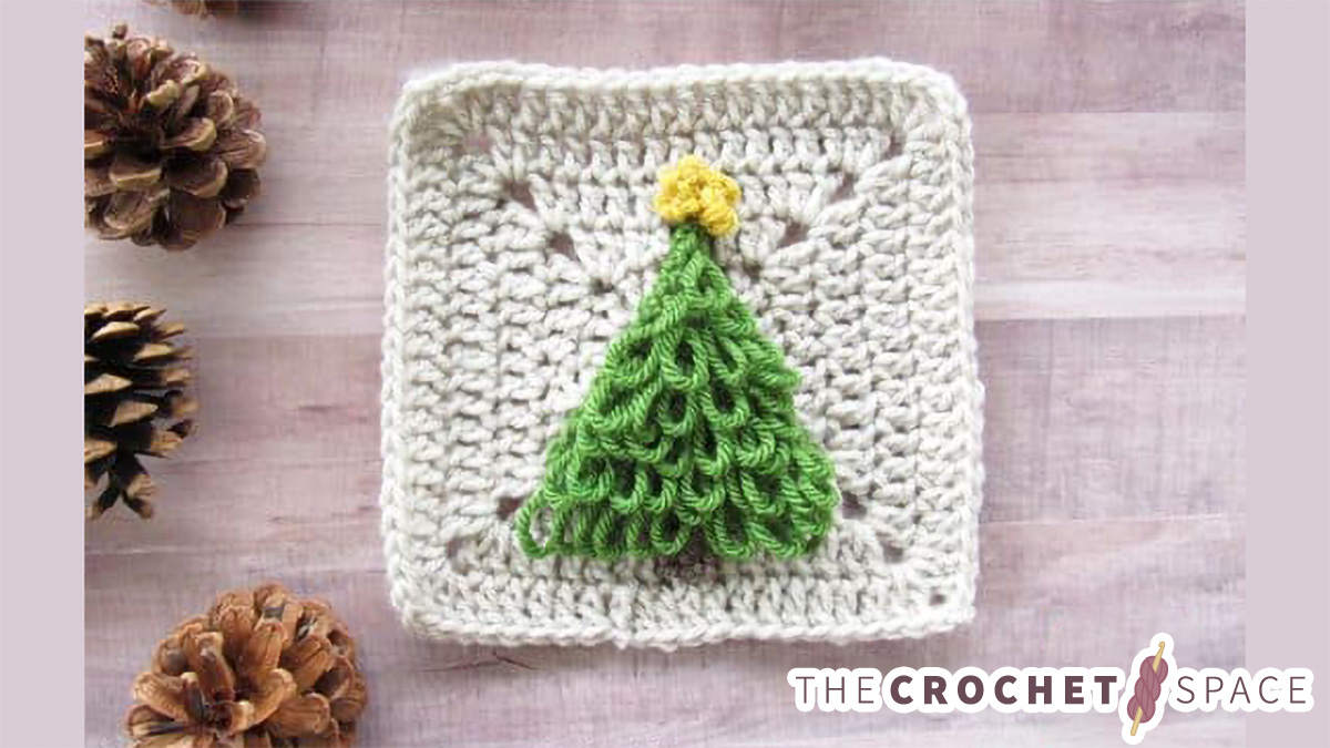 Crochet Christmas Tree Applique || thecrochetspace.com