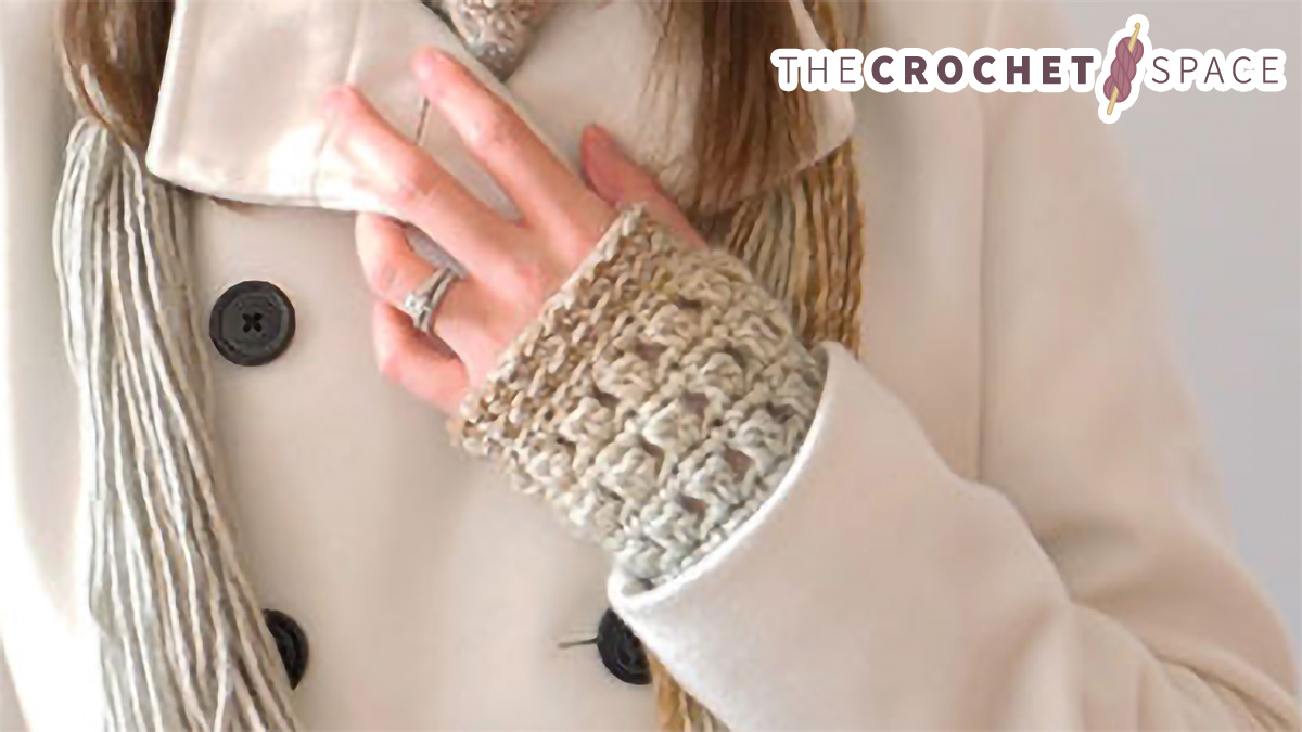 Crochet Clustered Wrist Warmers || The Crochet Space