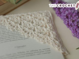 Crochet Corner Lace Bookmark || thecrochetspace.com