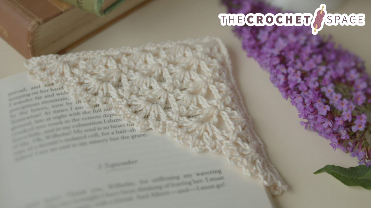 Crochet Corner Lace Bookmark || thecrochetspace.com