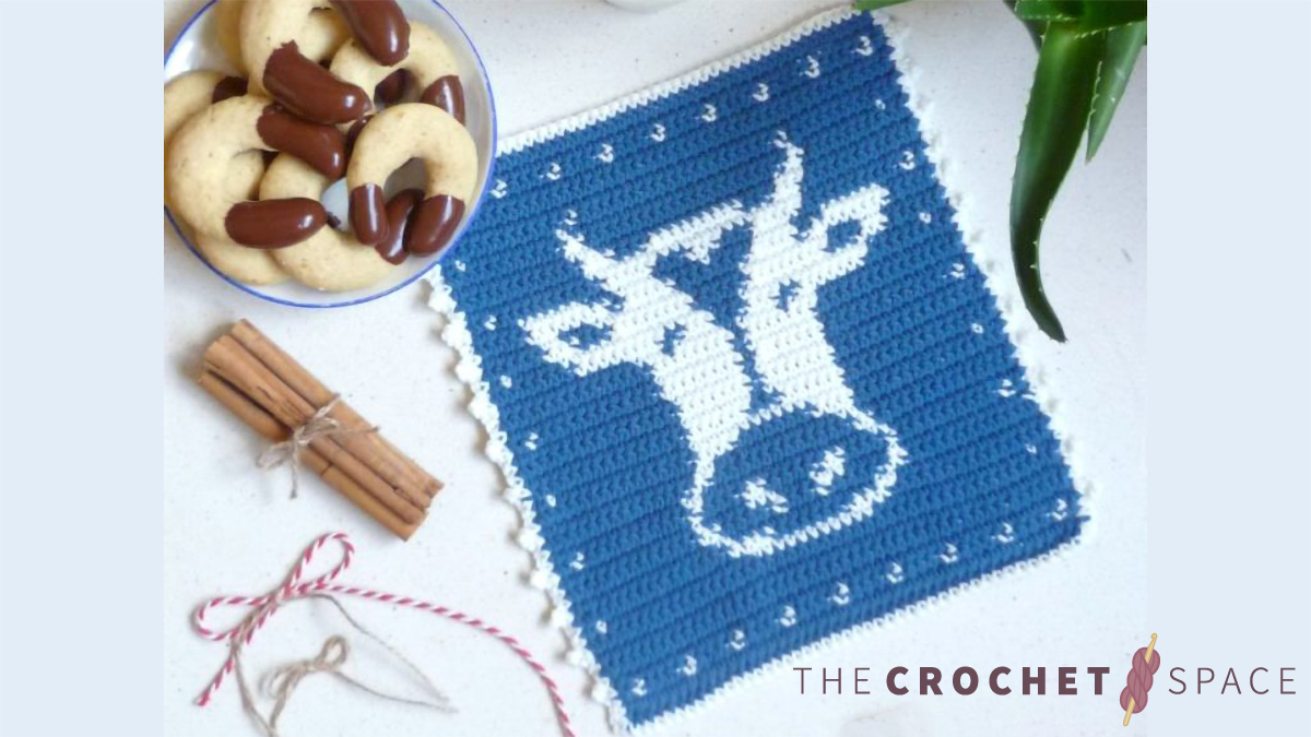 Crochet Cow Hot Pad || thecrochetspace.com