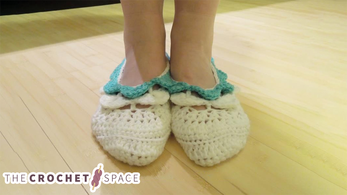 Crochet Crocodile Stitch Slipper Socks || thecrochetspace.com
