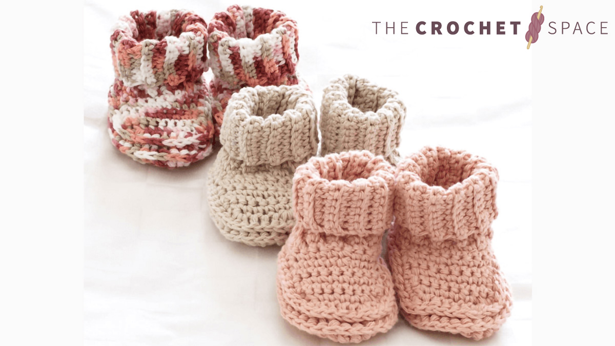 Crochet Cuffed Baby Booties || thecrochetspace.com