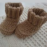 Crochet Cuffed Baby Booties. 1x pair of baby booties crafted in dusky pink || thecrochetspace.com