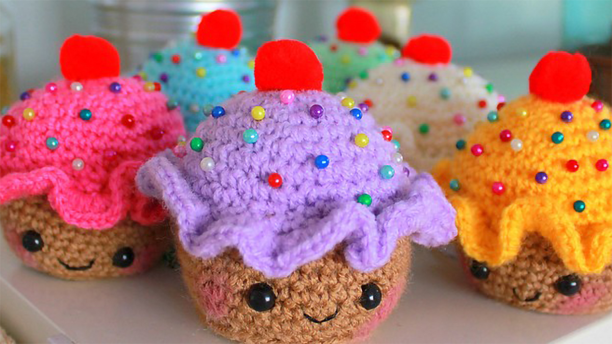 crochet cupcake pincushions || editor