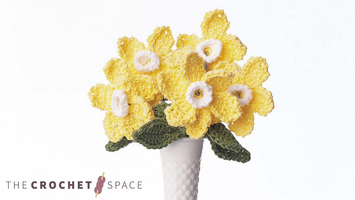 Crochet Daffodil Bouquet || thecrochetspace.com