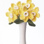 Crochet Daffodil Bouquet. Bunch of yellow Daffodils, with white centers, in a vase. || thecrochetspace.com