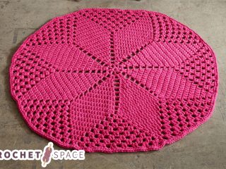 Crochet Diamond Daisy Rug || thecrochetspace.com
