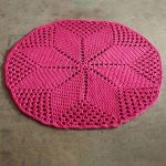 Crochet Diamond Daisy Rug. Round, pink diamond rug || thecrochetspace.com