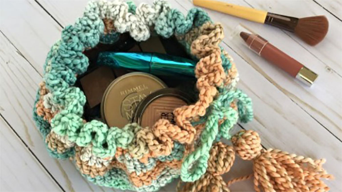Crochet Drawstring Cosmetics Bag | thecrochetspace.com