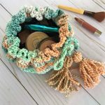 Crochet Drawstring Cosmetics Bag. Drawsting top bag, crafted in green and brown || thecrochetspace.com