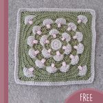 Crochet Fairy Circle Square. Green square with mushroom colored mushrooms with white stems || thecrochetspace.com