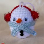 Crochet Festive Mini Snowman. Snowman with red earmuffs || thecrochetspace.com