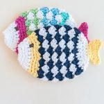 Crochet Fish Scrubbies. 2x colored fih scrubbies crafted in navy/yellow and green/blue || thecrochetspace.com