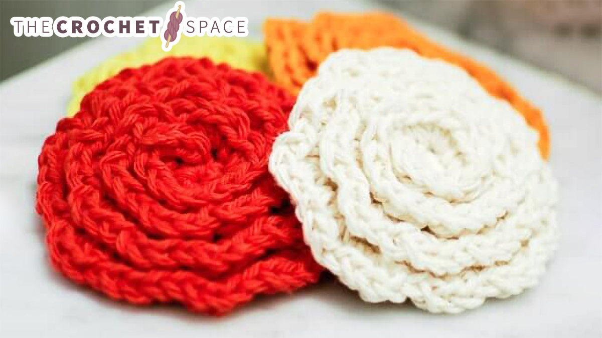 Crochet Flower Face Cleansing Pads || thecrochetspace.com
