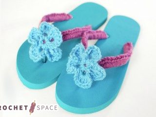 Crochet Flower Flip Flops || thecrochetspace.com