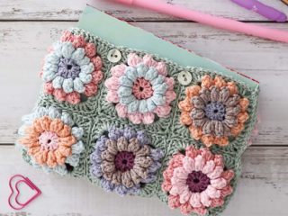 Crochet Flower Power Bag || thecrochetspace.com