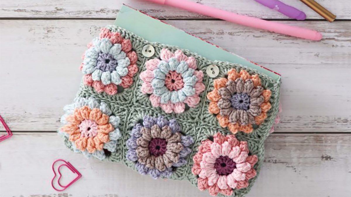 Crochet Flower Power Bag || thecrochetspace.com