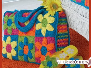 Crochet Flower Power Beach Bag || thecrochetspace.com