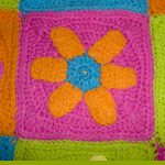Crochet Flower Power Rug. Close up image of one flower square || thecrochetspace.com