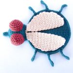 Crochet Fly Coasters. View from above || thecrochetspace.com
