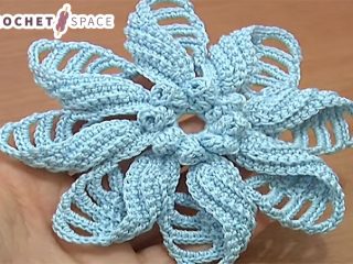Crochet Folded Petal Flower || thecrochetspace.com