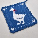 Crochet Goose Hot Pad. White goose on blue background with red ribbon at neck || thecrochetspace.com