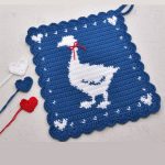 Crochet Goose Hot Pad. With 3 colored hearts at the side in red, white and blue || thecrochetspace.com