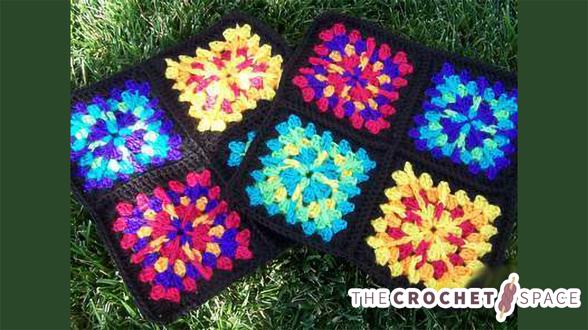 Crochet Granny Square Pucker Purse || thecrochetspace.com