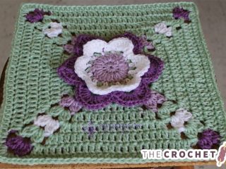 Crochet Granny Square Tulip || thecrochetspace.com