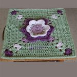 Crochet Granny Square Tulip. Crafted in pale green, white and purple || thecrochetspace.com