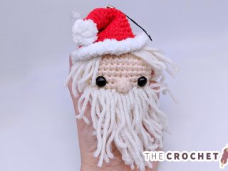 Crochet Santa Head Bauble || thecrochetspace.com