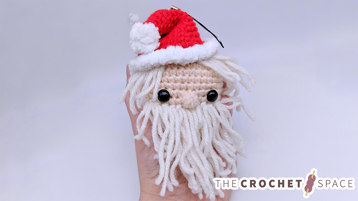 Crochet Santa Head Bauble || thecrochetspace.com