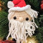 Crochet Santa Head Bauble. Hanging on the tree || thecrochetspace.com
