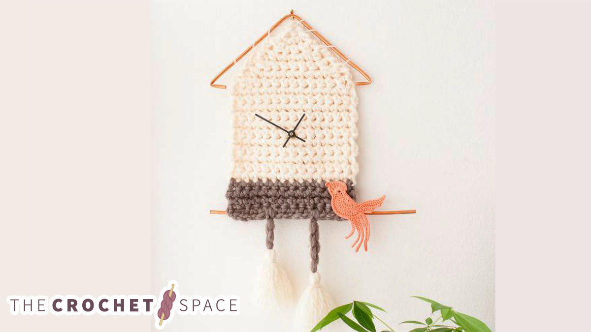 Crochet Hanging Yarn Clock || thecrochetspace.com