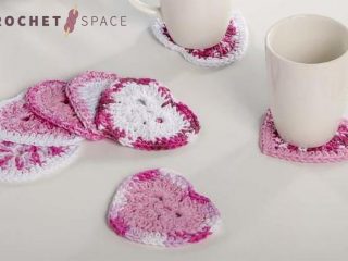 Crochet Heart Coasters || thecrochetspace.com