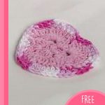 Crochet Heart Coasters. Close up image of 1x coaster || thecrochetspace.com