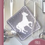 Crochet Horse Hot Pad. Hanging hot pad || thecrochetspace.com