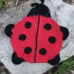 Crochet Ladybug Dishcloth. Crafted in shape of lady bird and color || thecrochetspace.com