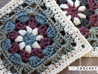 Crochet Lily Pad Granny Square || thecrochetspace.com