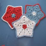 Crochet Little Star Dishcloth. Three dishcloths || thecrochetspace.com