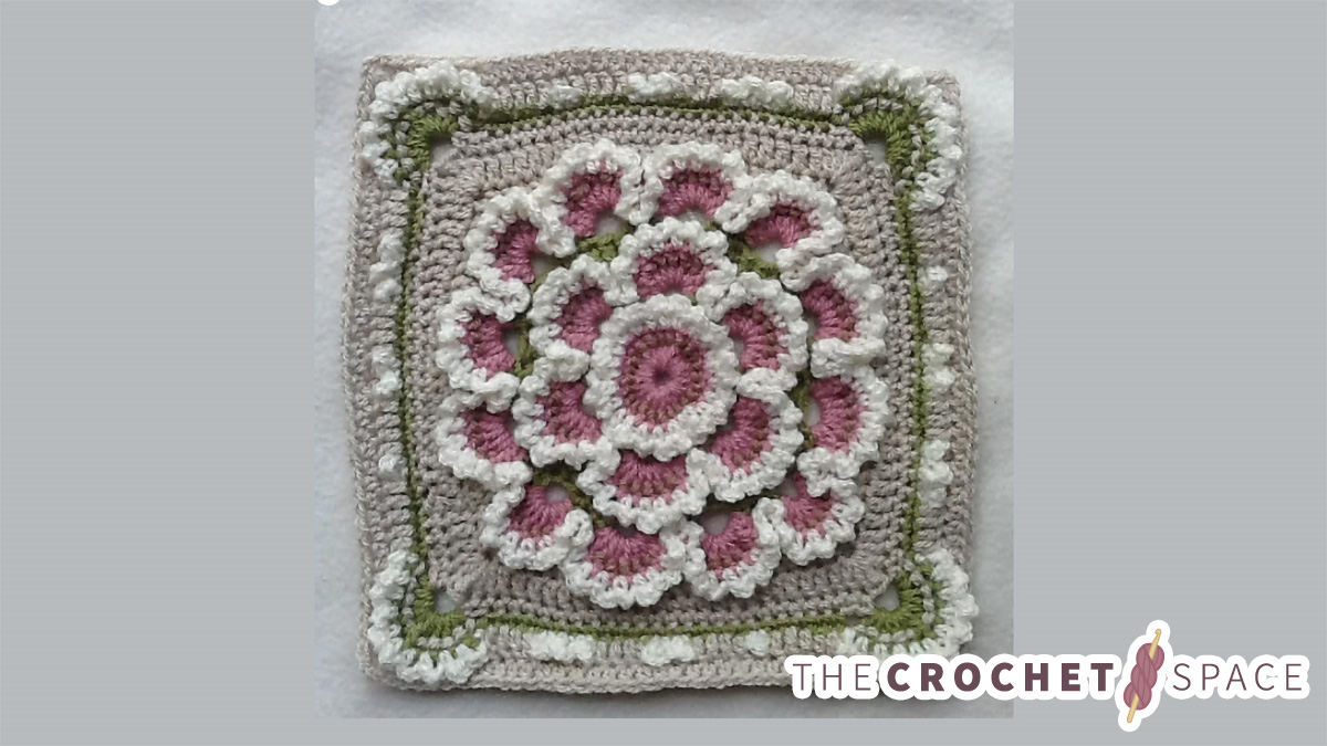 Crochet Meadow Queen Square || thecrochetspace.com