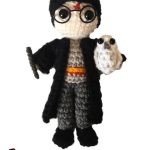 Crochet Mini Harry Potter. No scarf but with wand and owl || thecrochetspace.com