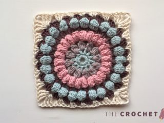 Crochet Mom Square || thecrochetspace.com