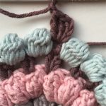 Crochet Mom Square. Close up of crafted crochet stitch in the cicle || thecrochetspace.com