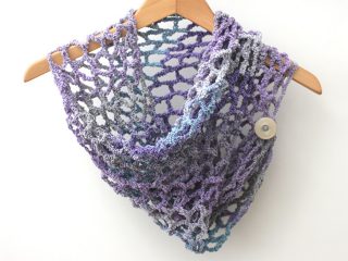 Easy Crochet Net Cowl || thecrochetspace.com