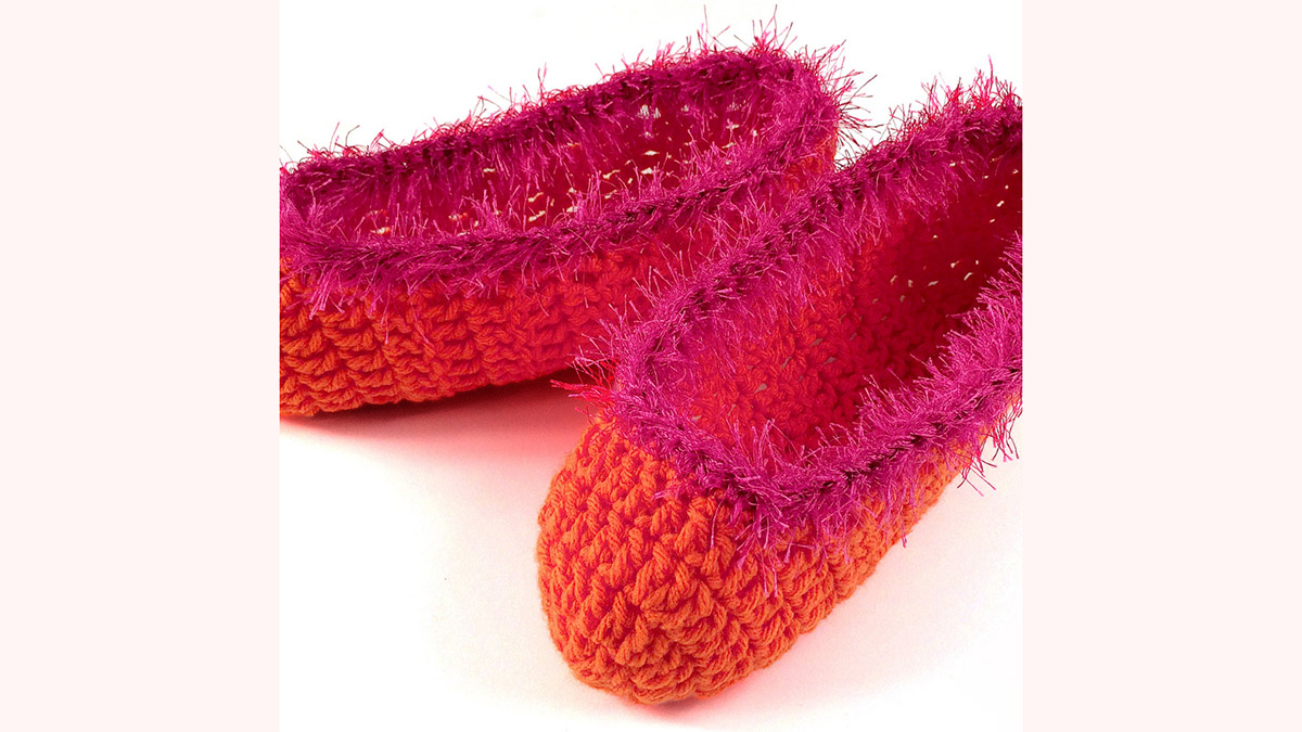 crochet one-hour slippers || https://thecrochetspace.com
