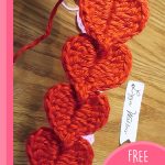 Crochet Overlapping Hearts Bookmarks. Close up of a red heart bookmark only || thecrochetspace.com