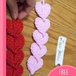 Crochet Overlapping Hearts Bookmarks. Close up of a red and a pink heart bookmarks || thecrochetspace.com